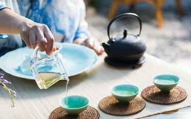 茶香四溢：品茶的艺术与益处